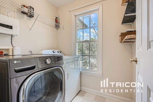 Building Photo - 712 Gardenside Cir SE