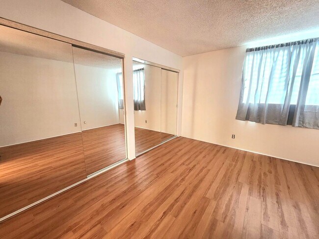 Building Photo - Chateau Newtown Townhome - Ground Floor Unit