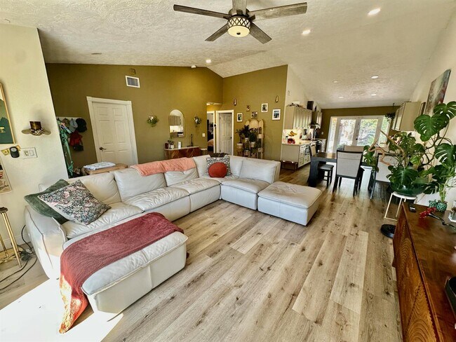 Foto del edificio - 4492 Brook Dr