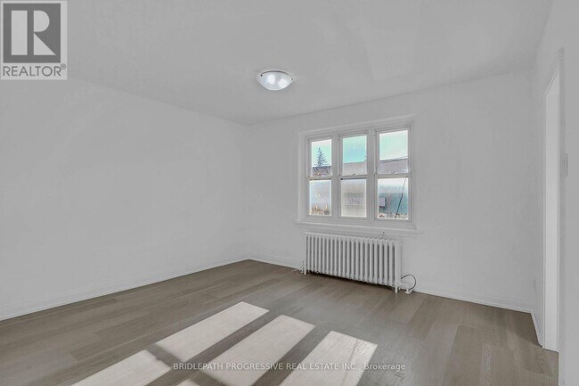 Photo du bâtiment - 894 Eglinton Ave W