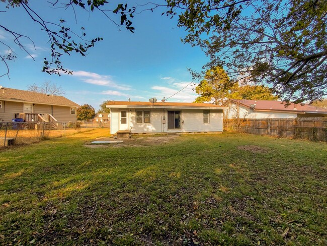 Building Photo - 3 bed 1 bath in Tecumseh!