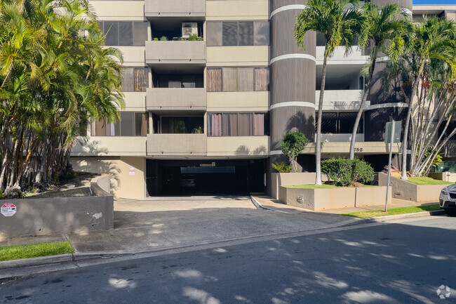 Building Photo - Kapiolani Banyan