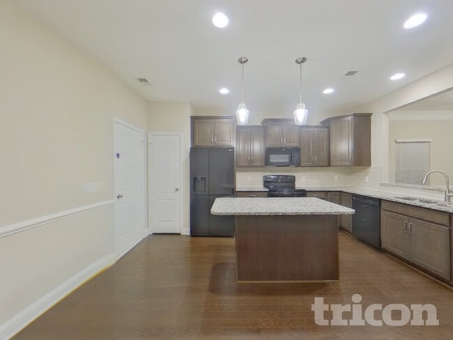 Building Photo - 102 Ellis Mill St