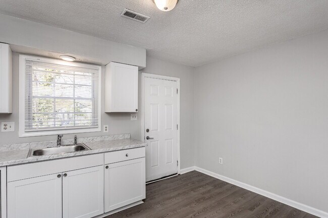 Building Photo - 2 Bed/1bath Townhome blocks from Downtown Raleigh with off street parking