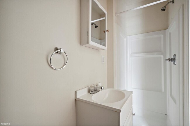 Foto del edificio - 3 br, 3 bath 4plex - 1712 CECIL B MOORE AV...