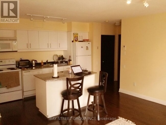 Photo du bâtiment - 33 Sheppard Ave E