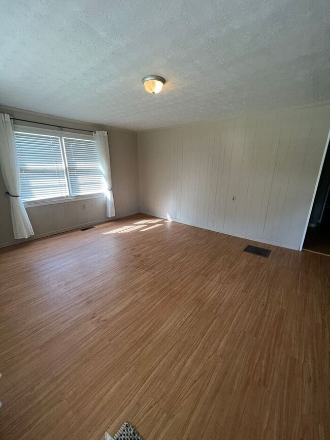 Building Photo - Only 2 Blocks from Main St Travelers Rest!