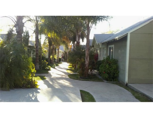 Photo - 2115 N Raymond Ave (Altadena, CA) Apartment