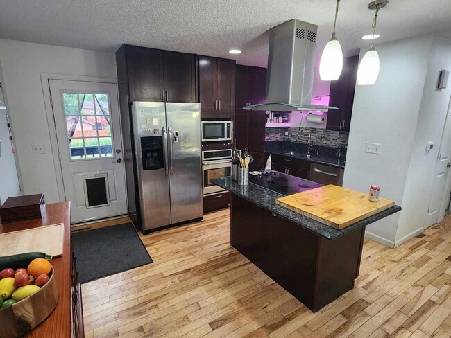 Building Photo - Charming Home in Hudson