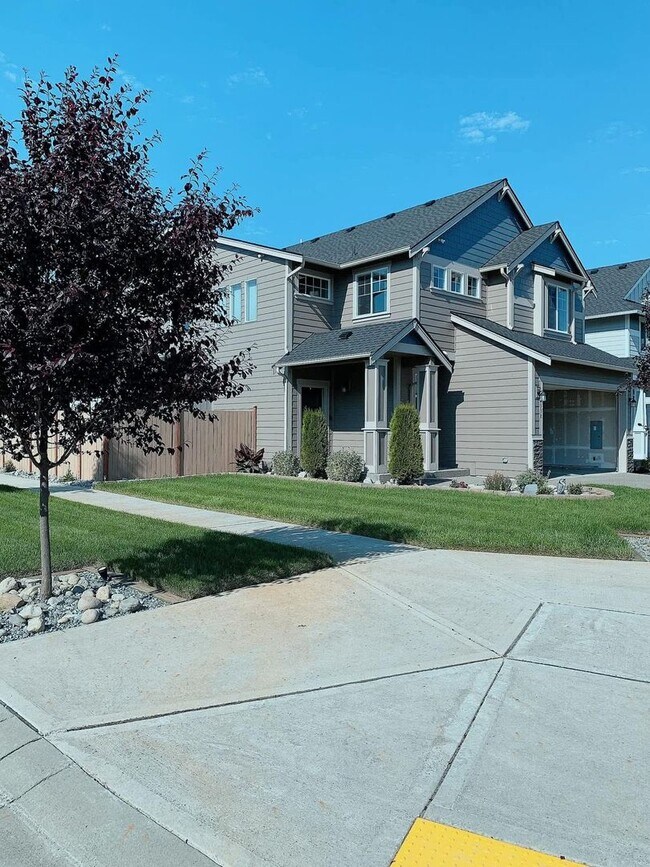 Building Photo - Spacious 4-Bedroom Corner Lot Home with Bonus Room, A/C & Updated Kitchen