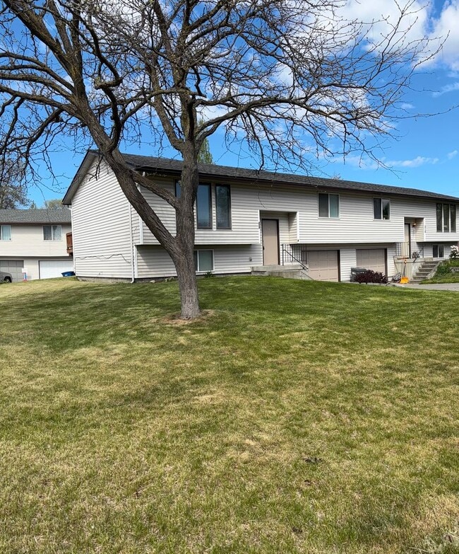 Building Photo - 210 S Rees Ct