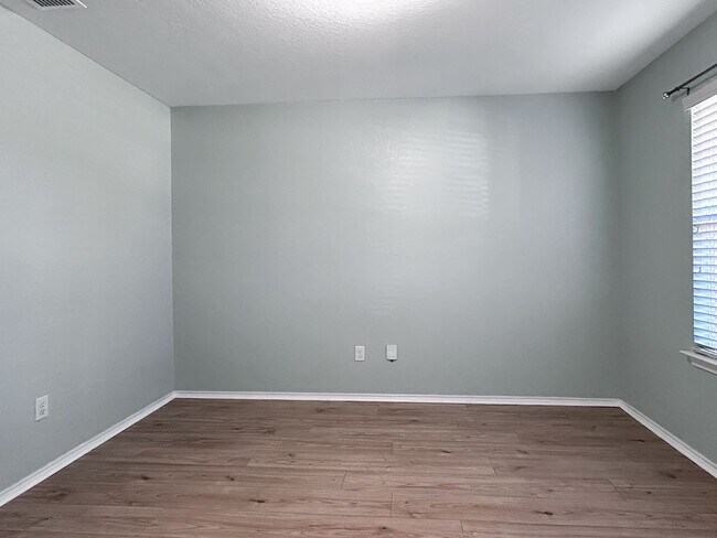 Building Photo - Far West Side 3BR Home with Study, Island Kitchen & Covered Patio