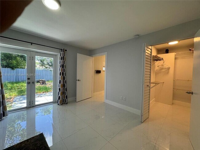 Foto del edificio - 1100 NE 17th Ct