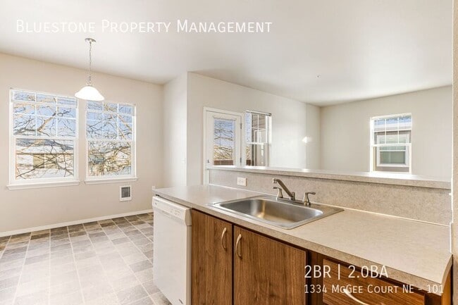 Foto del edificio - 1334 Mcgee Ct NE