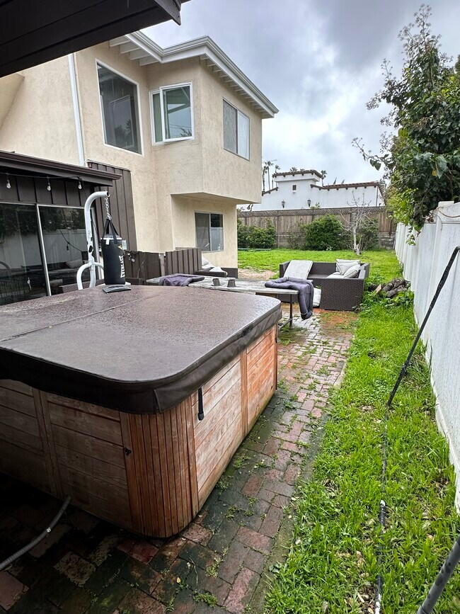Patio lateral - 4909 Gaviota Ave