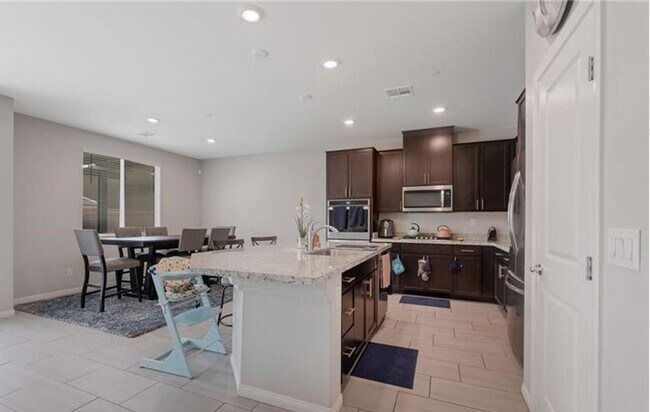 Building Photo - 5/BD 3/BA Modern Home in Cul-de-Sac with Flexible Spaces & Large Backyard