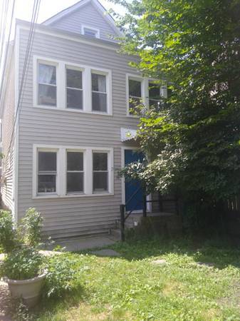 Edificio posterior - apartamentos 1R & 2R - 2863 W Dickens Ave