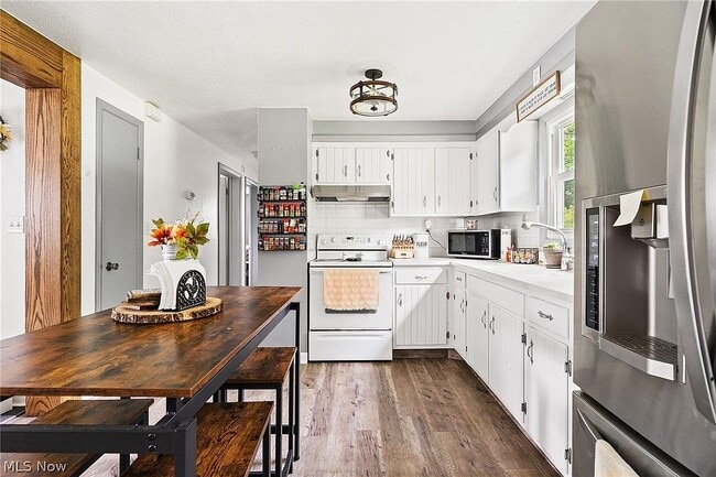 Building Photo - 5570 Red Apple Dr