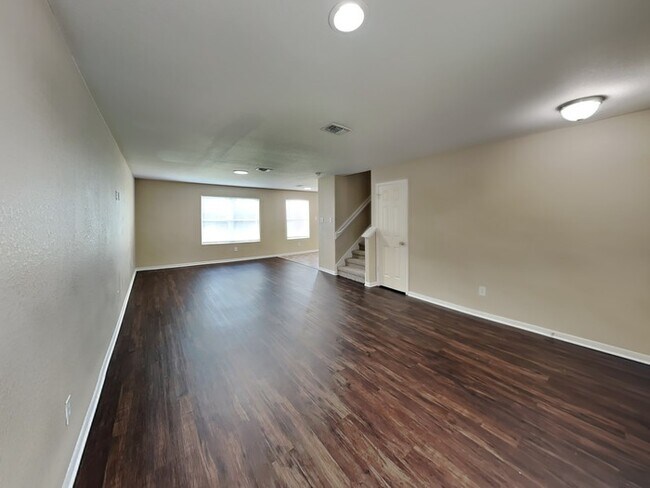 Foto del edificio - 8111 Loyal Ln