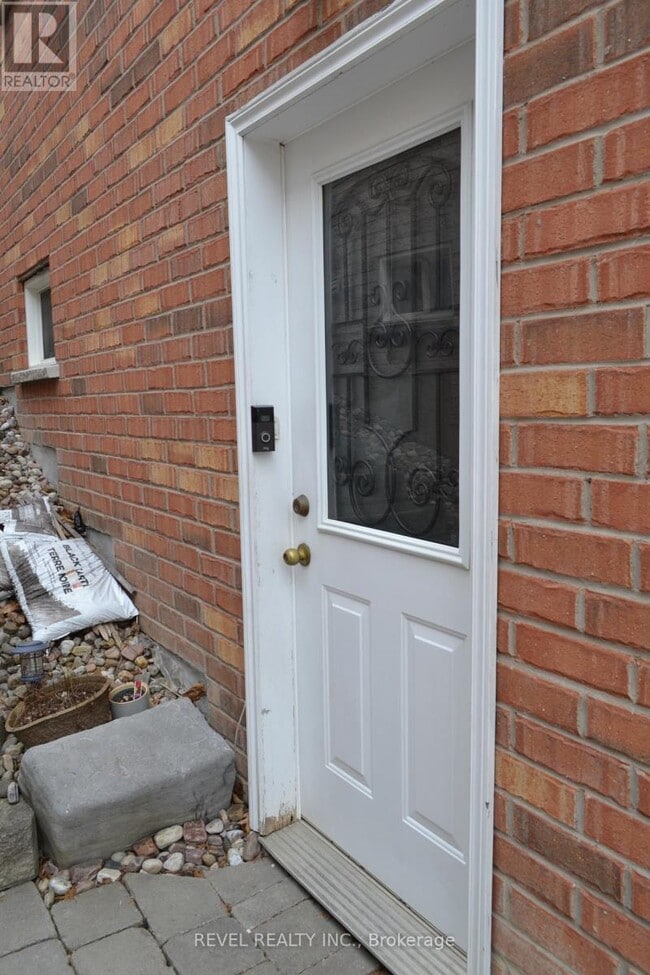 Building Photo - 251 Deerglen Terrace