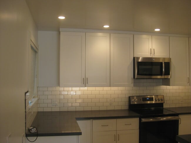 Building Photo - 300 Bocana St