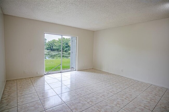 Foto del edificio - 4295 NW 114th Terrace