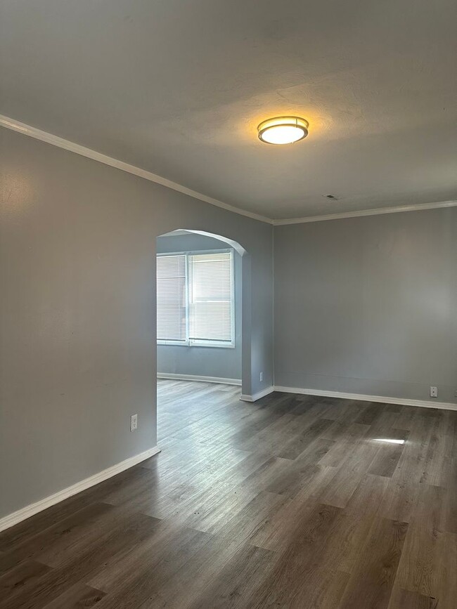 Foto del edificio - Welcome to this charming 3-bedroom, 1-bathroom home located in the vibrant city of Columbus, OH!