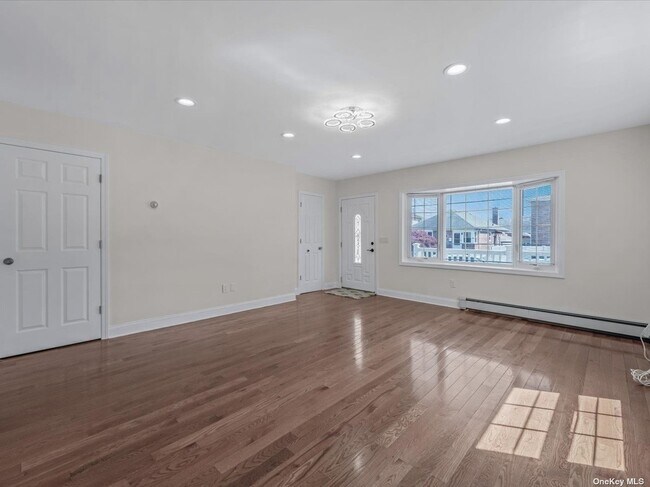 Foto del edificio - 249-03 Elkmont Ave