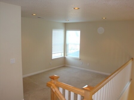 Building Photo - Beautiful 3 Bedroom 2.5 Bath with Large Lo...