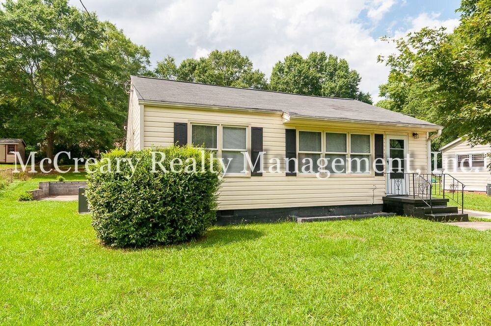 Cozy 2 BR/1 BA Cottage in SW Cobb/ Marietta House Rental in Marietta