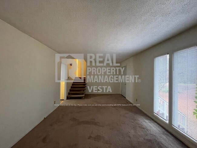 Foto del edificio - 5081 Idleway Dr