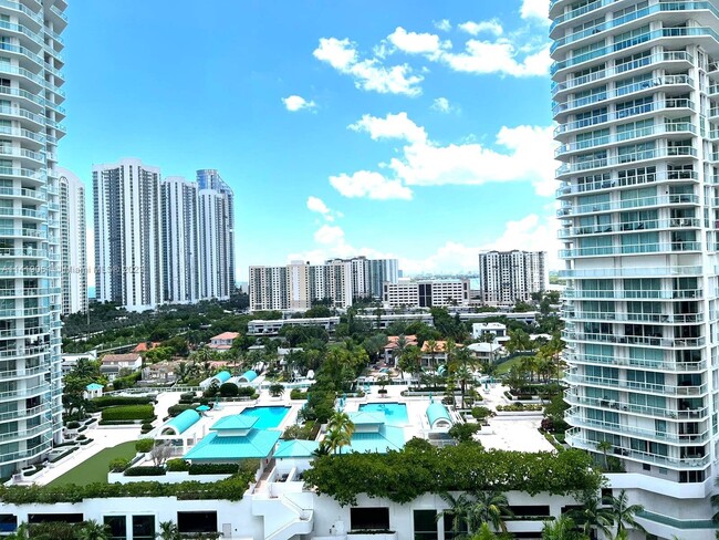 Foto del edificio - 250 Sunny Isles Blvd