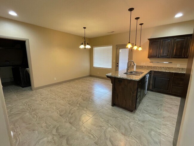 Foto del edificio - Pet-Friendly Three Bedroom Home in Riversi...