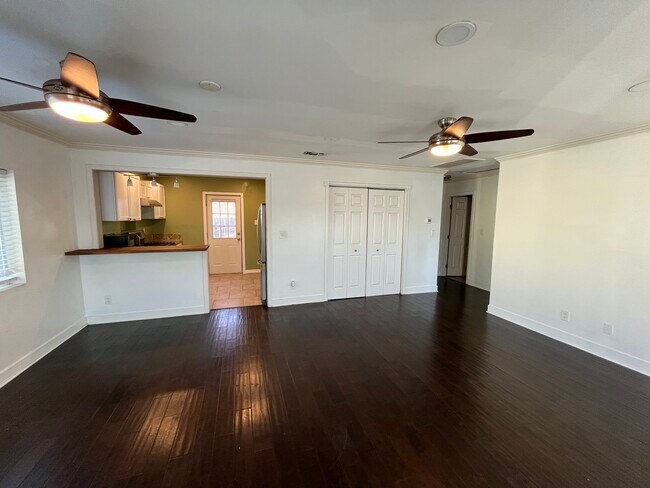 Living/dining area - 1075 W Renette Ave