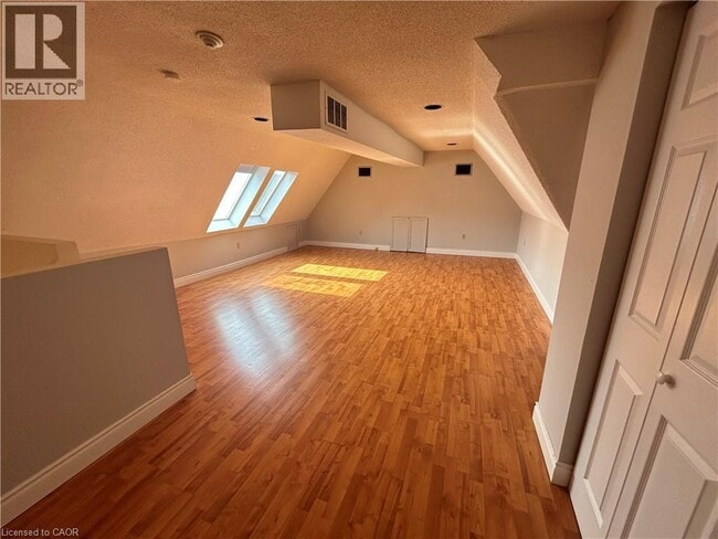 Photo du bâtiment - 303 James St S