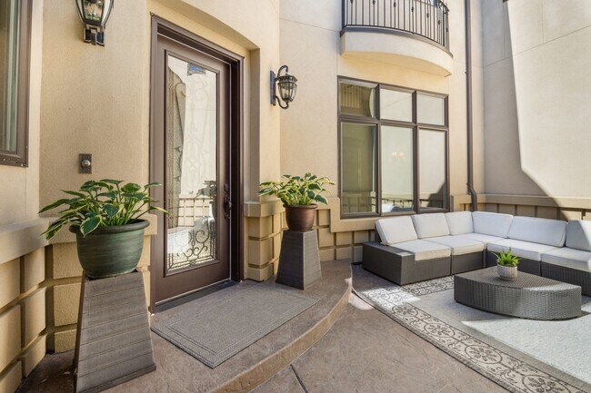 Building Photo - Live the Tuscan Life in Kirkland