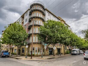 Building Photo - 910 W 25th St