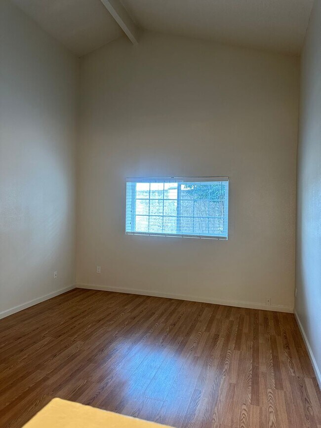 Building Photo - Woodcreek Cutie! 2bedroom 2bathroom