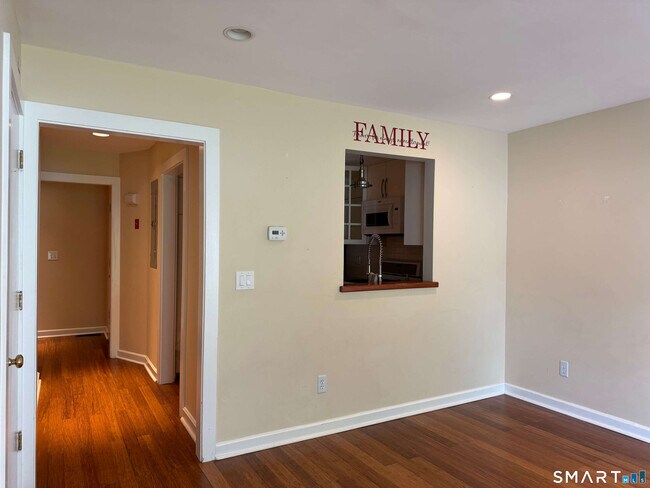 Foto del edificio - 566 Newfield Ave