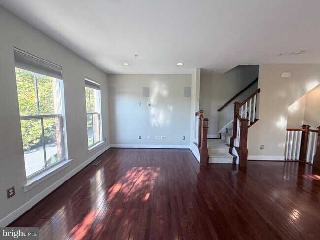 Foto del edificio - 4560 Longfellow St