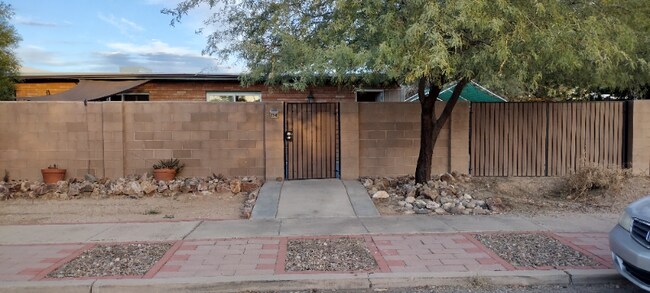 Building Photo - 3010 N Edith Blvd