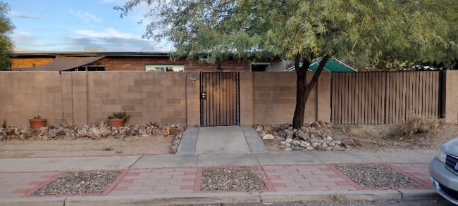 Photo - 3010 N Edith Blvd Townhome
