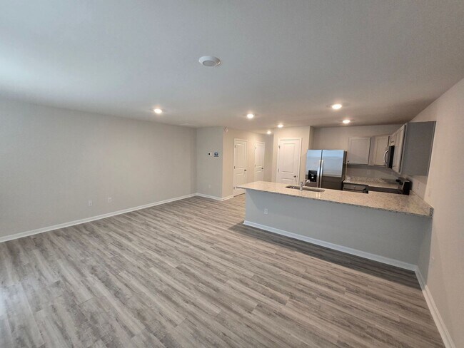 Foto del edificio - BRAND NEW 3 BEDROOM TOWNHOUSE IN PRINCE GEORGE