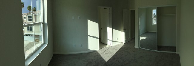 Building Photo - 9191 Bloomfield Ave