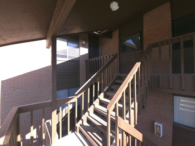 Building Photo - 525 Manhattan Dr
