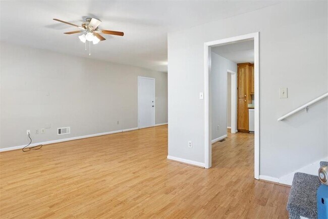 Foto del edificio - 601 Oakdale Rd