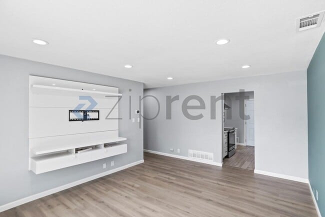 Building Photo - Unit
