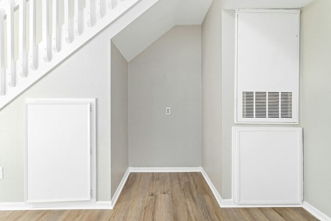 Building Photo - 1176 Oregon Ave