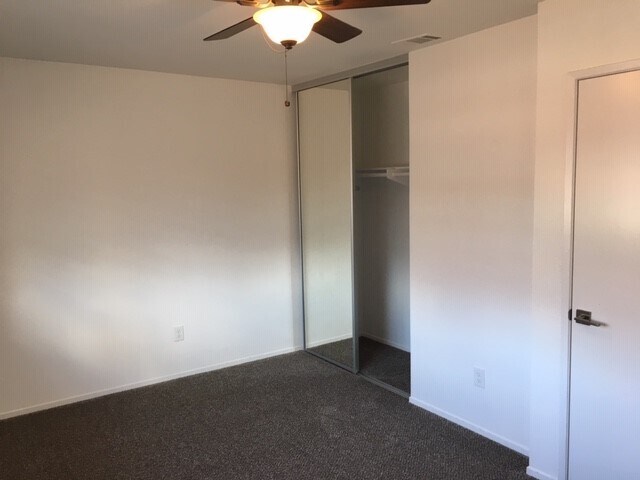 Uno de los dos dormitorios con ventilador de techo - 1517 Grandon Ave