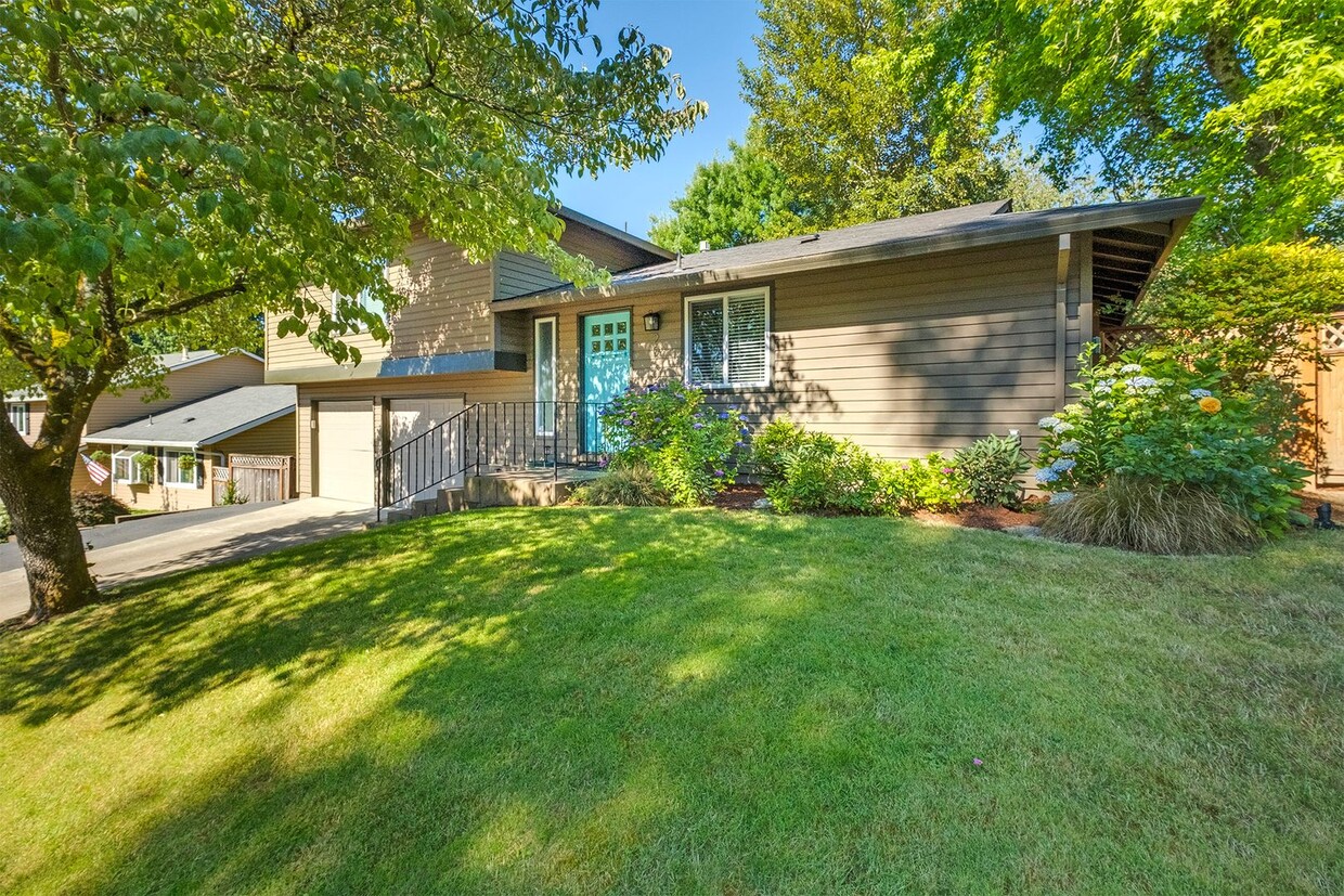 Primary Photo - 4 bedroom 3 bath home in Tualatin with sep...